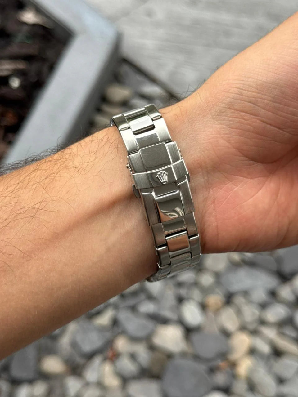Reloj Plateado con Esfera Negra Estilo Master | Diseño Elegante y Versátil Premium