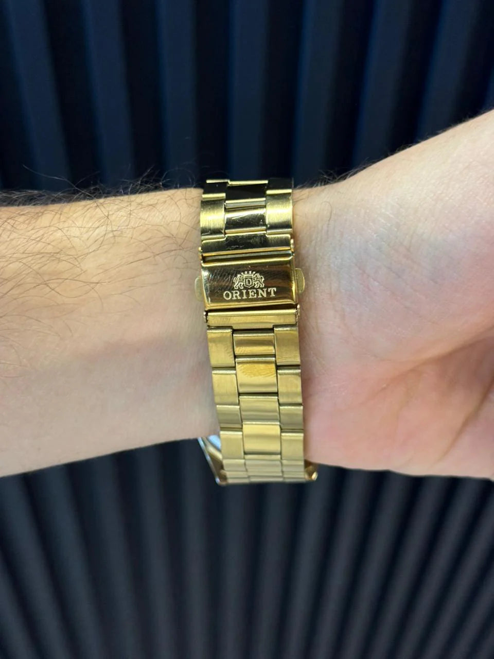 Reloj Metálico Dorado con Esfera Blanca y Detalles Negros | Estilo Clásico Elegante