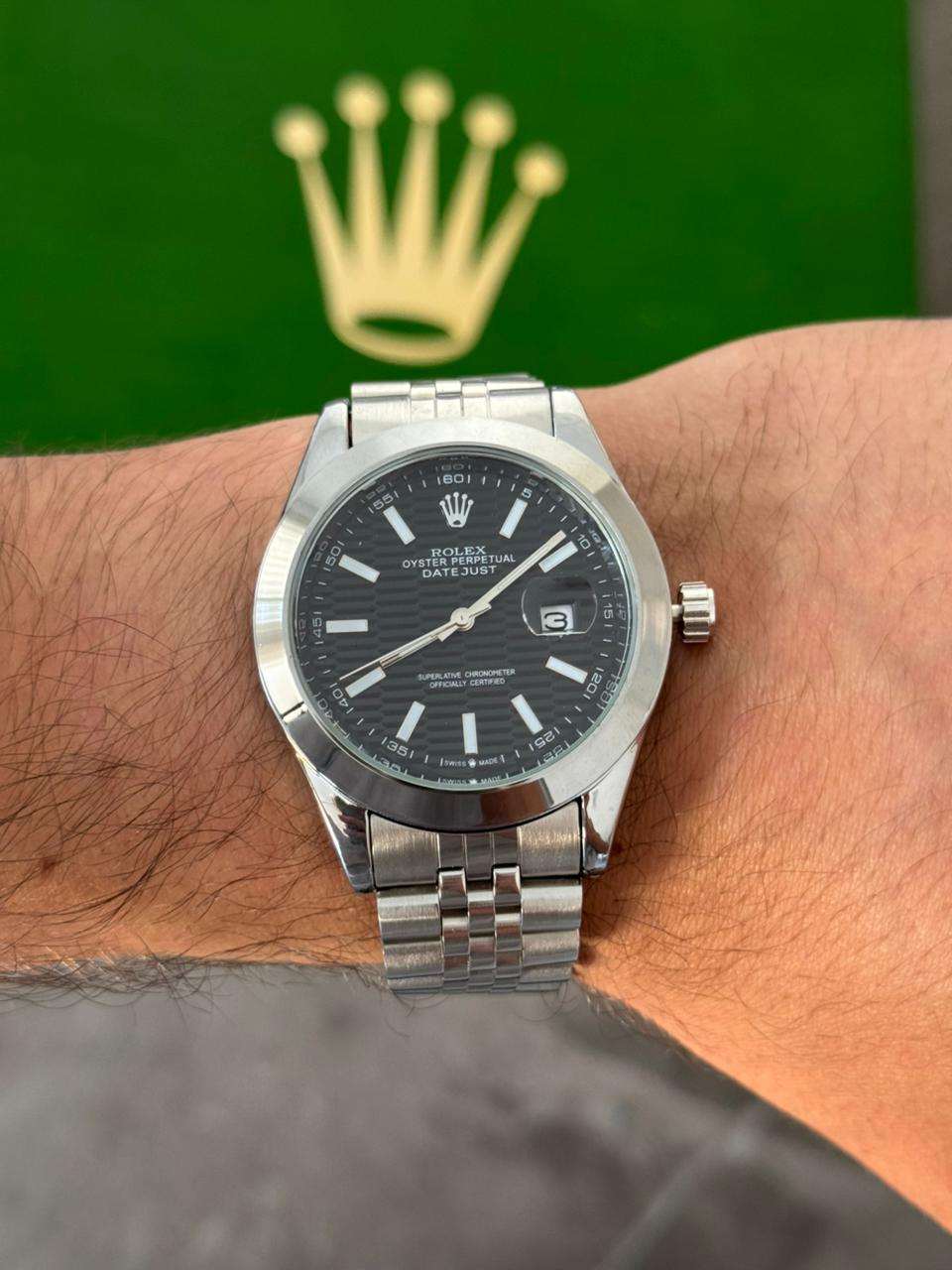Reloj Plateado Texturizado con Esfera Negra | Estilo Elegante Moderno