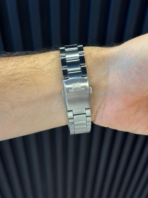 Reloj Análogo Plateado con Esfera Negra | Estilo Elegante y Moderno