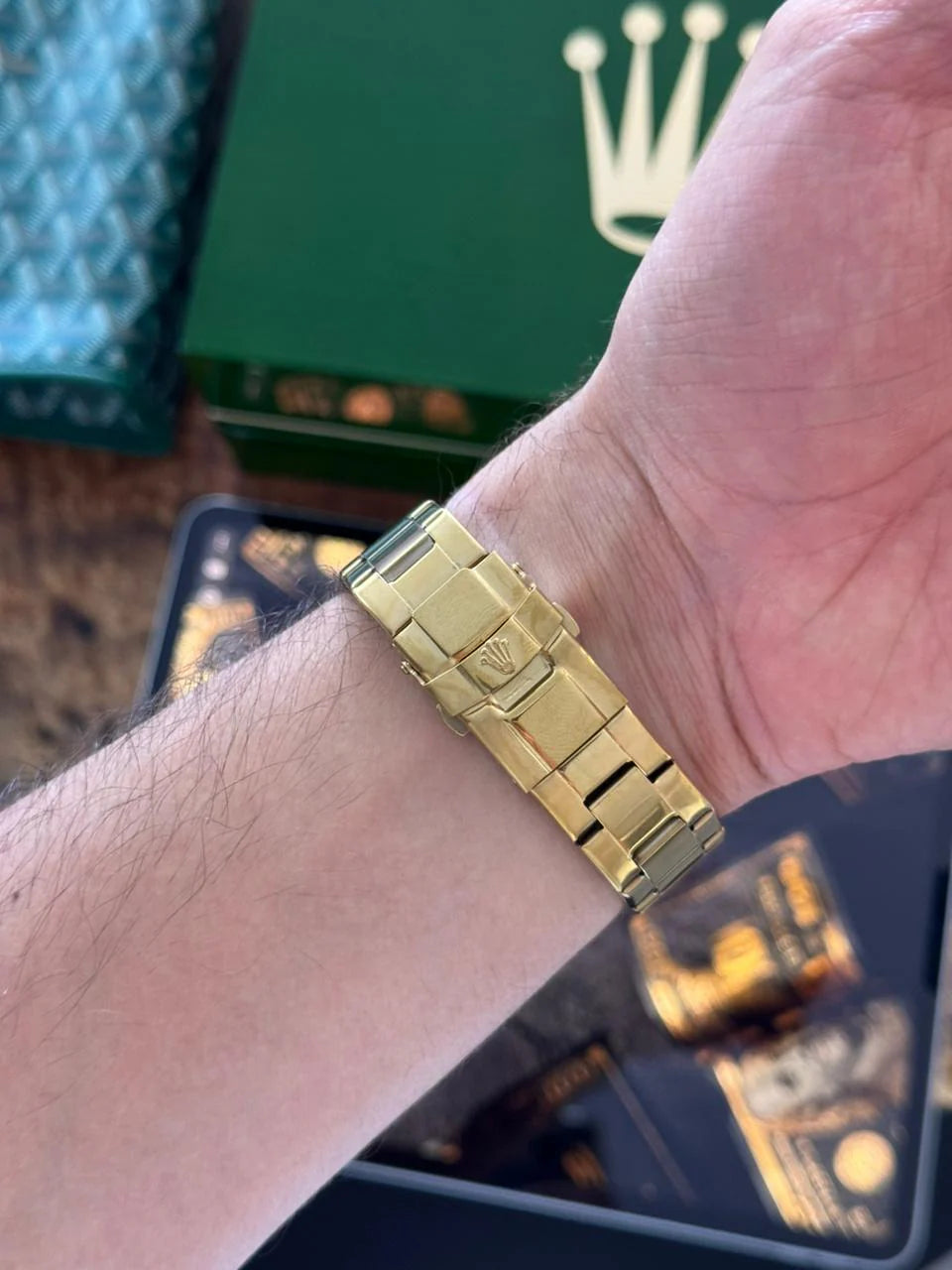 Reloj Dorado con Esfera Negra y Calendario | Estilo Luxury Clásico Premium