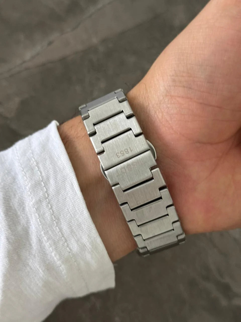 Reloj Metálico Plateado con Esfera Negra y Detalles Dorados | Estilo Elegante Premium