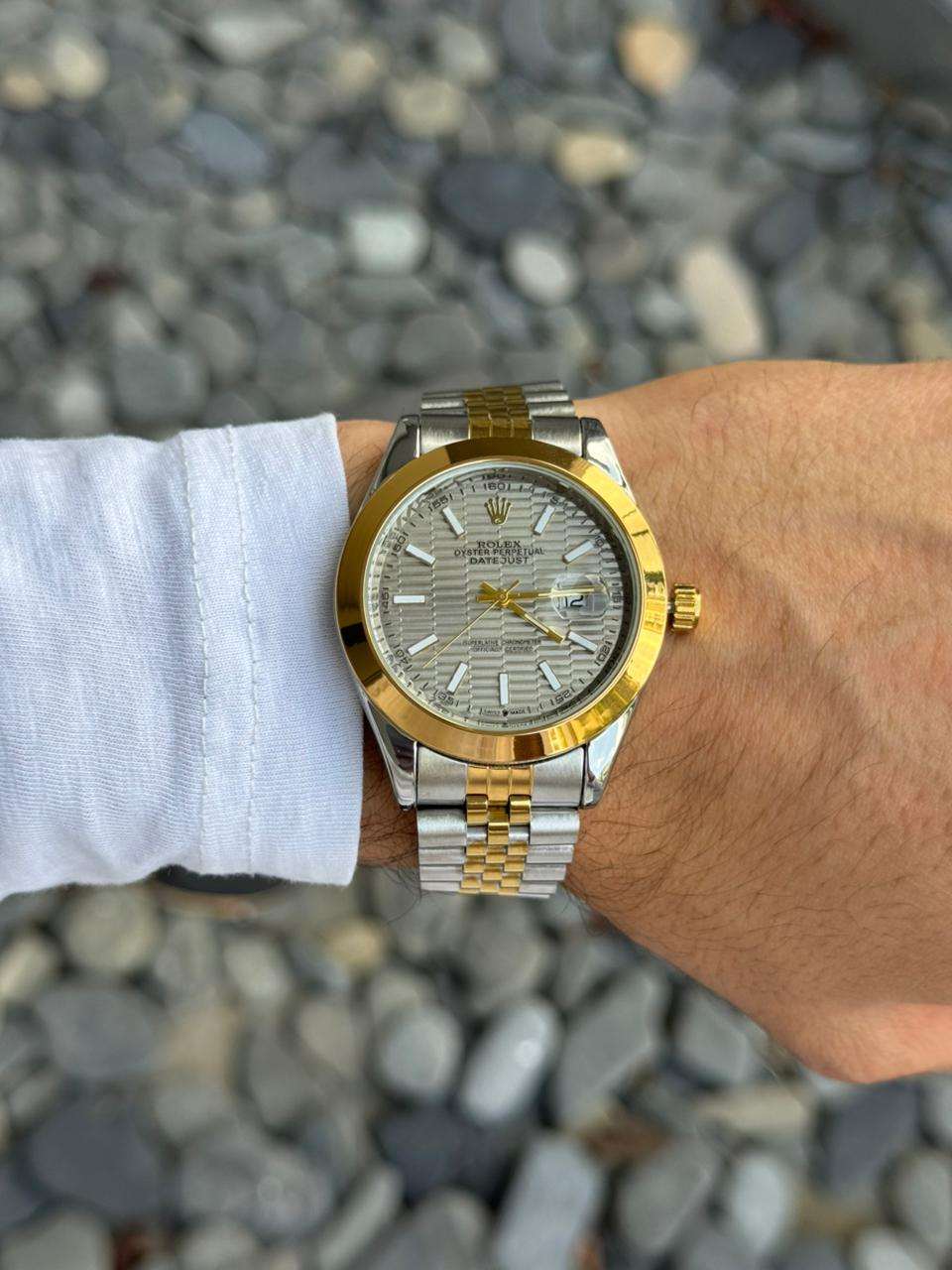 Reloj Bicolor Dorado Texturizado con Esfera Gris | Elegancia Moderna Premium