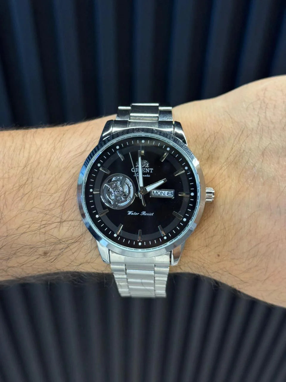 Reloj Análogo Plateado con Esfera Negra | Estilo Elegante y Moderno