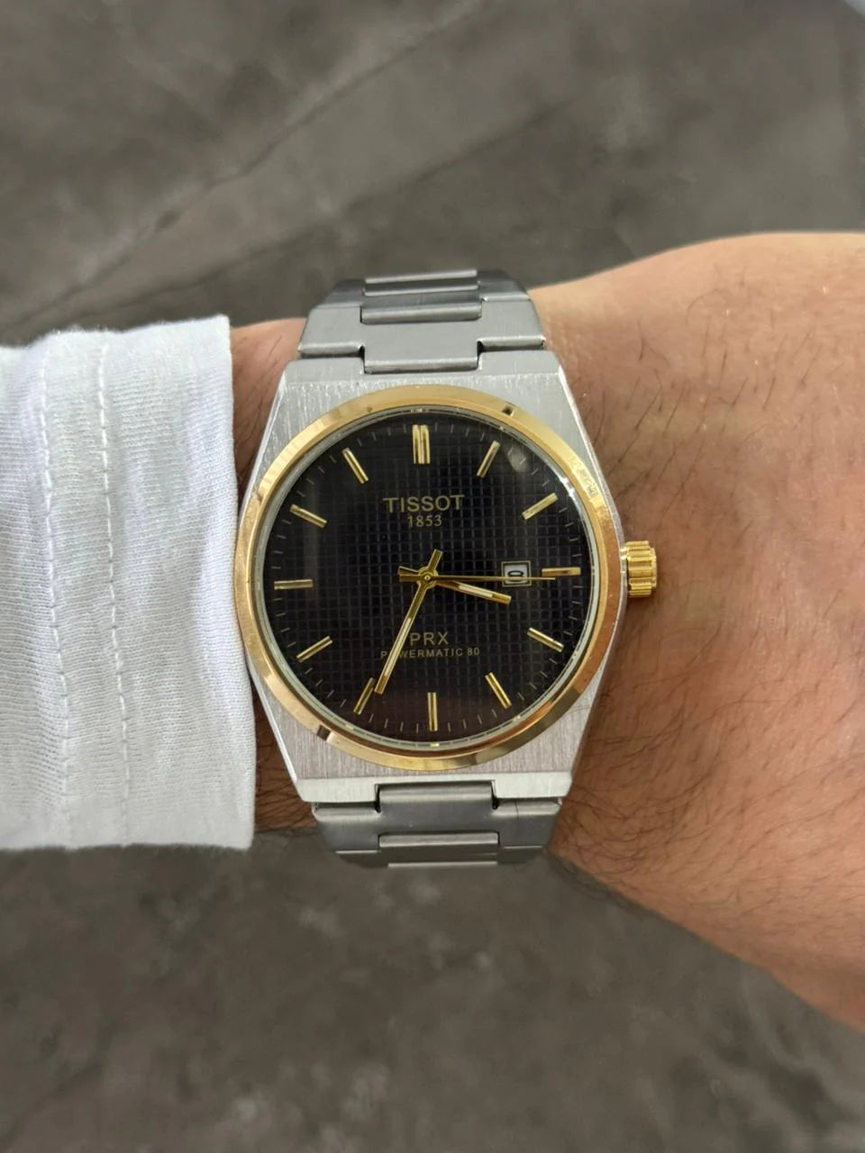 Reloj Metálico Plateado con Esfera Negra y Detalles Dorados | Estilo Elegante Premium
