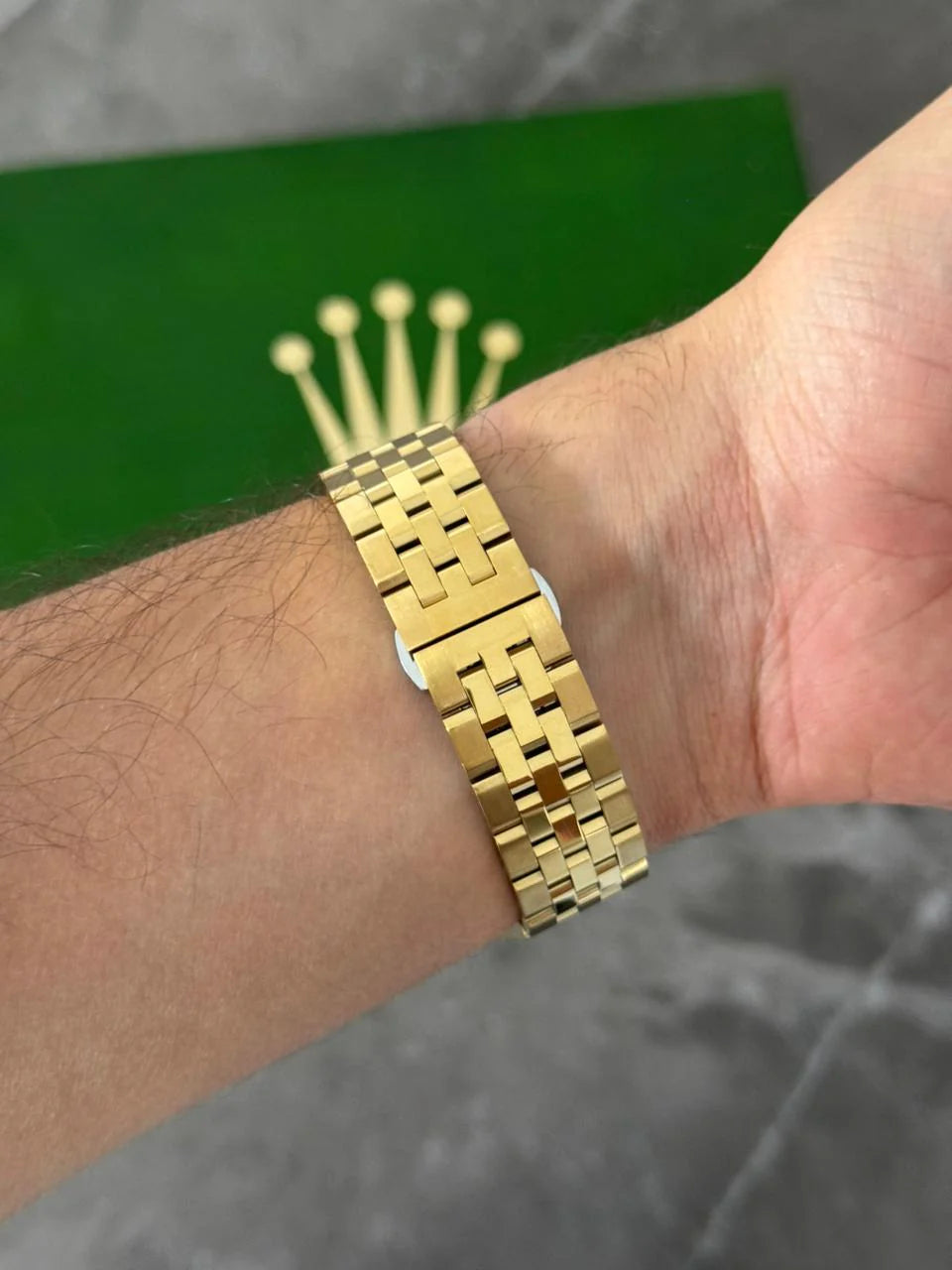 Reloj Dorado con Esfera Azul y Números Árabes | Estilo Elegante Premium