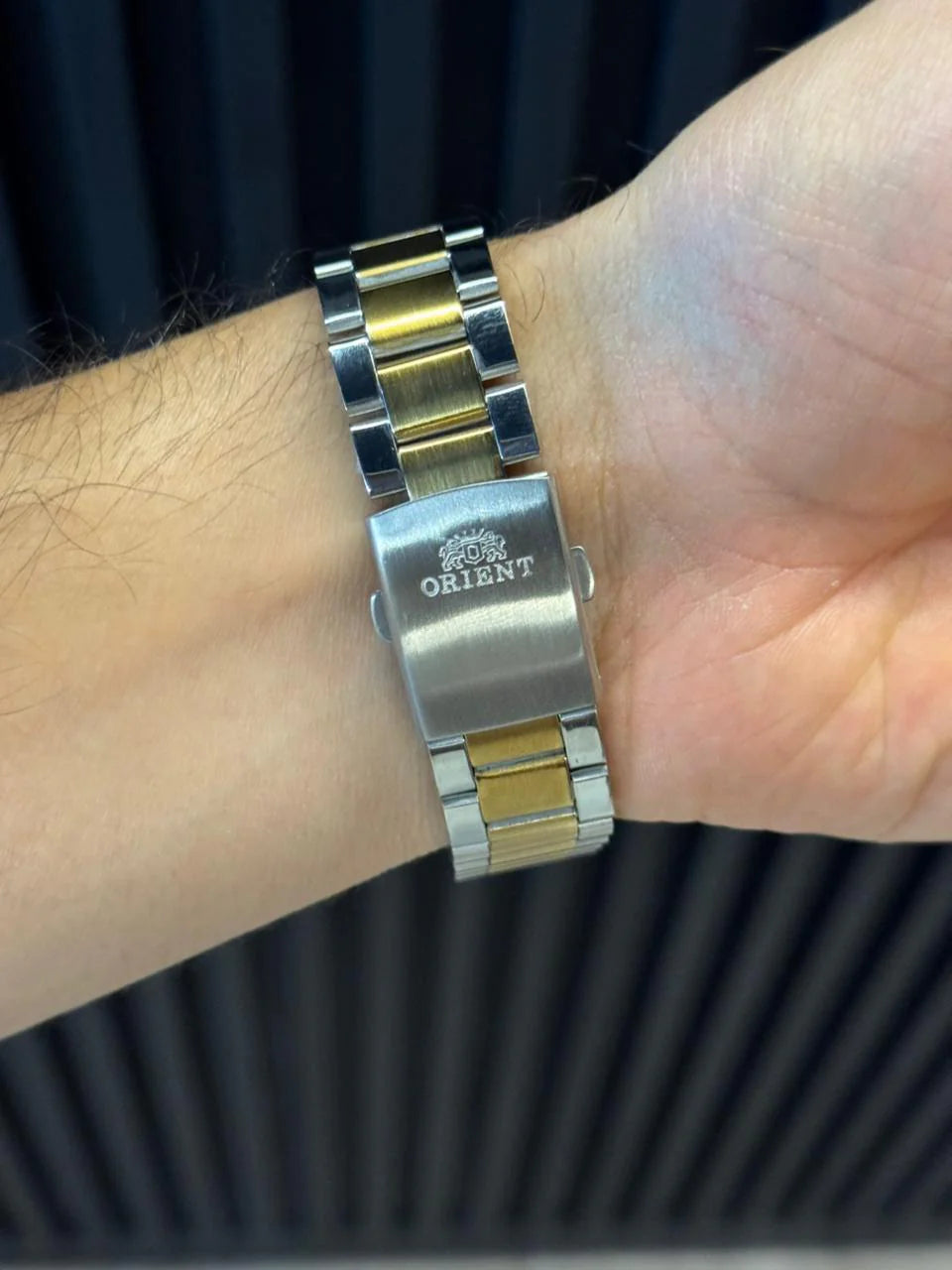 Reloj Análogo Bicolor Dorado con Esfera Negra | Estilo Luxury Elegante