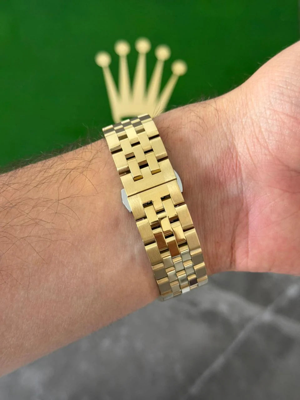 Reloj Dorado con Esfera Plateada | Estilo Clásico Elegante Premium