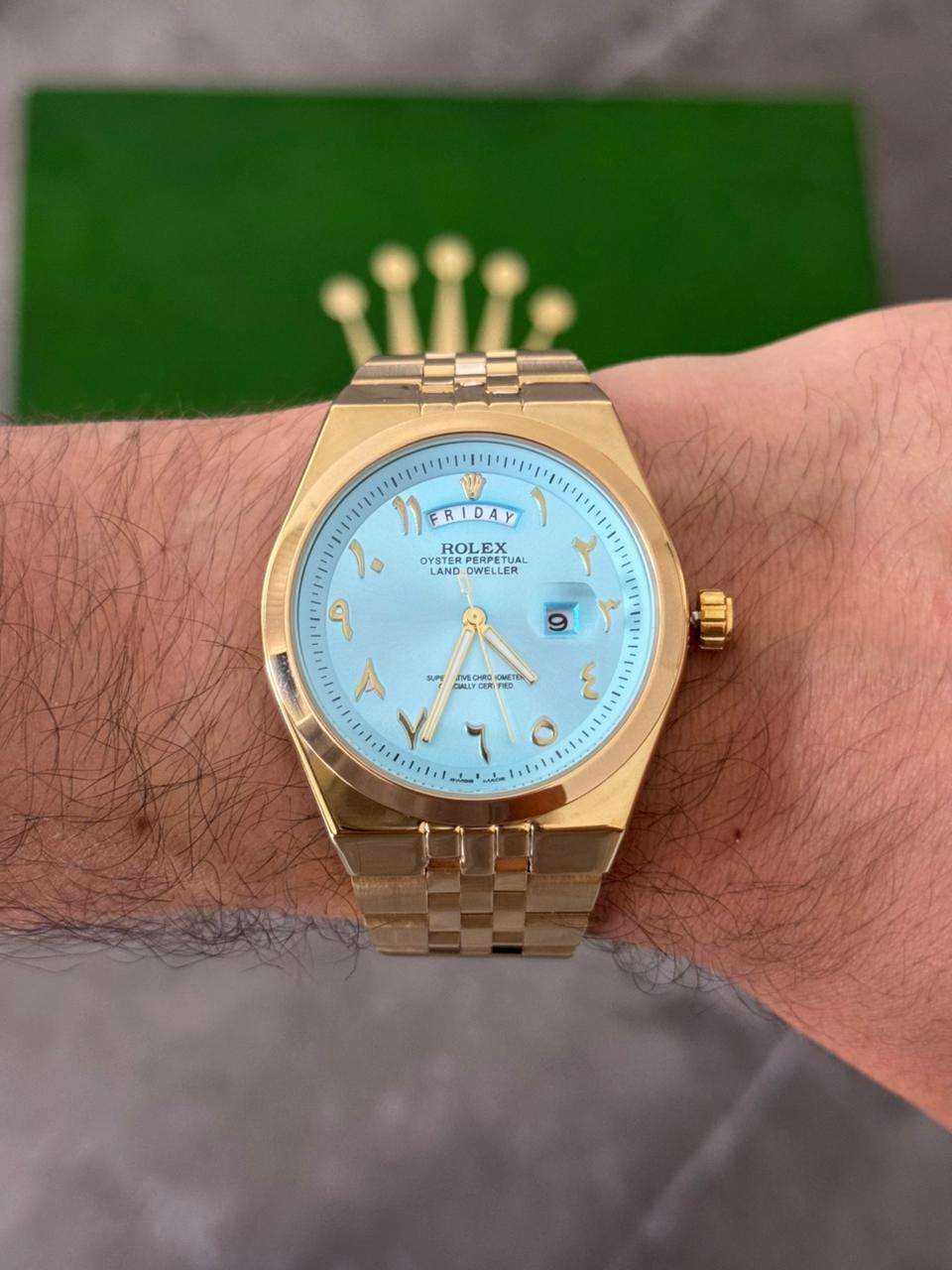 Reloj Dorado con Esfera Azul y Números Árabes | Estilo Elegante Premium