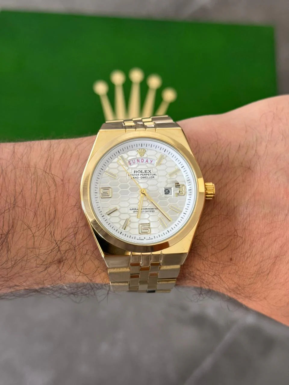 Reloj Dorado con Esfera Plateada | Estilo Clásico Elegante Premium