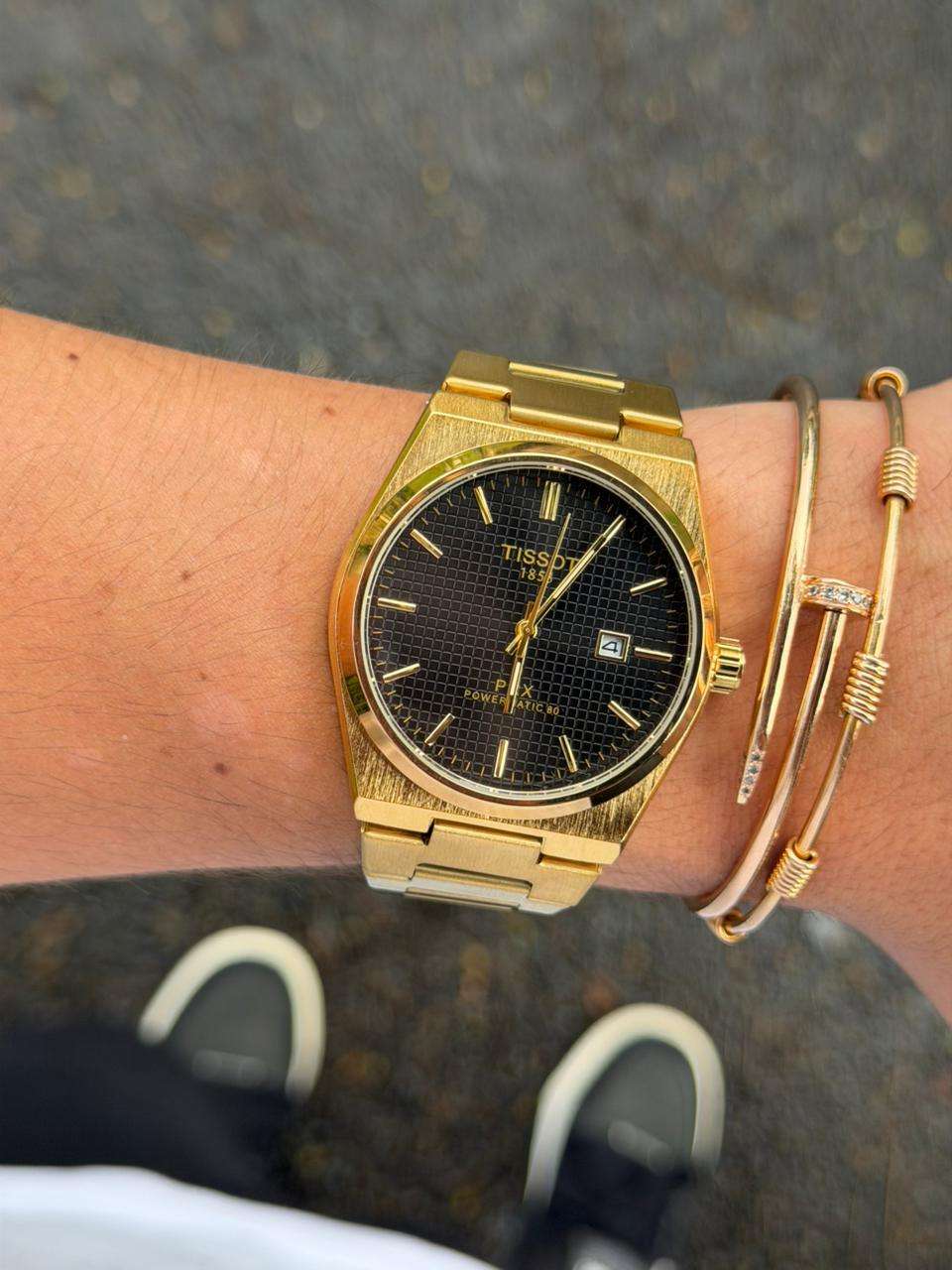 Reloj Metálico Dorado con Esfera Negra | Estilo Luxury Elegante