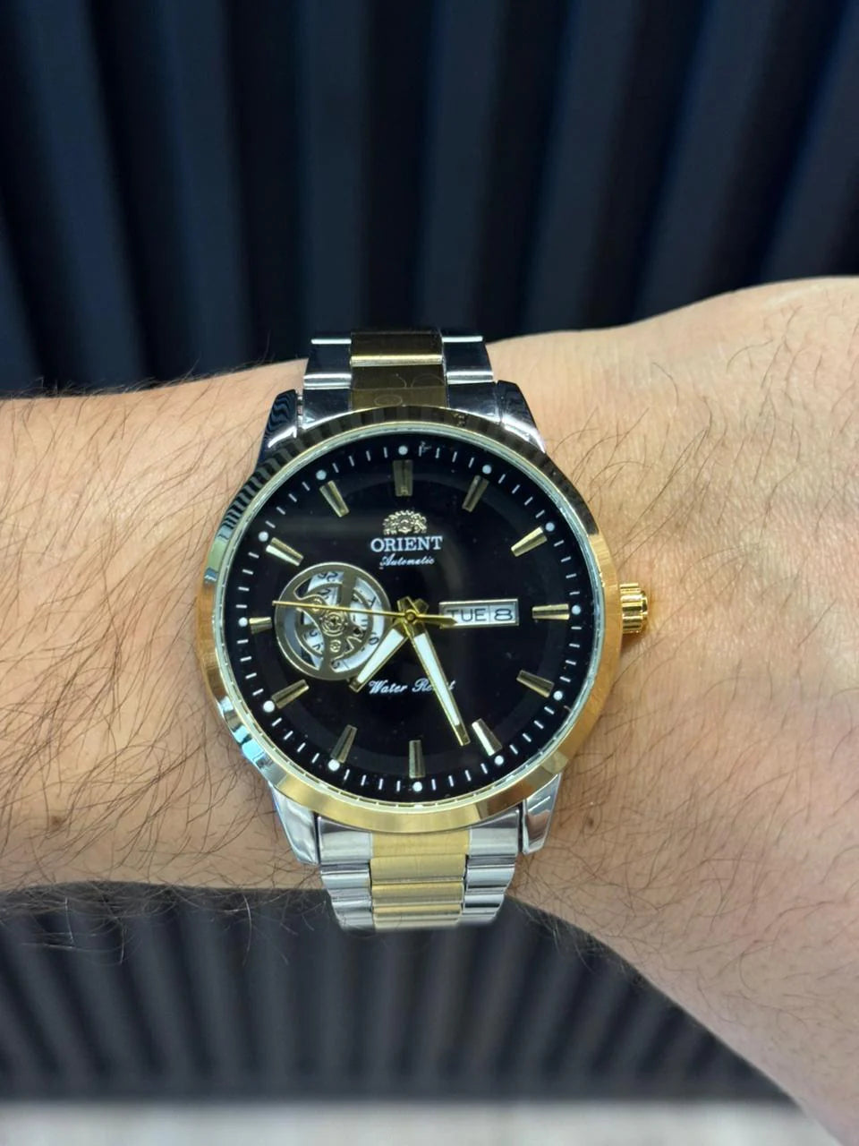 Reloj Análogo Bicolor Dorado con Esfera Negra | Estilo Luxury Elegante