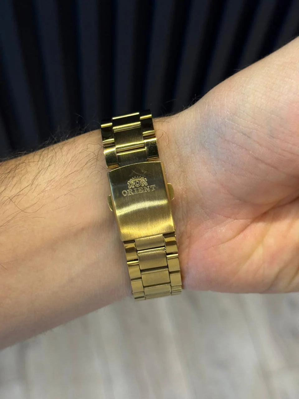 Reloj Análogo Dorado con Esfera Plateada | Estilo Luxury Elegante