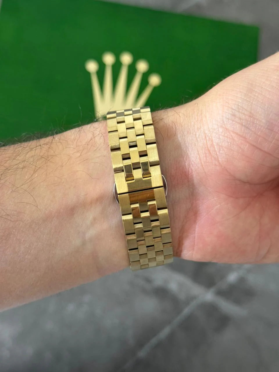 Reloj Dorado con Esfera Dorada y Números Árabes | Lujo Premium