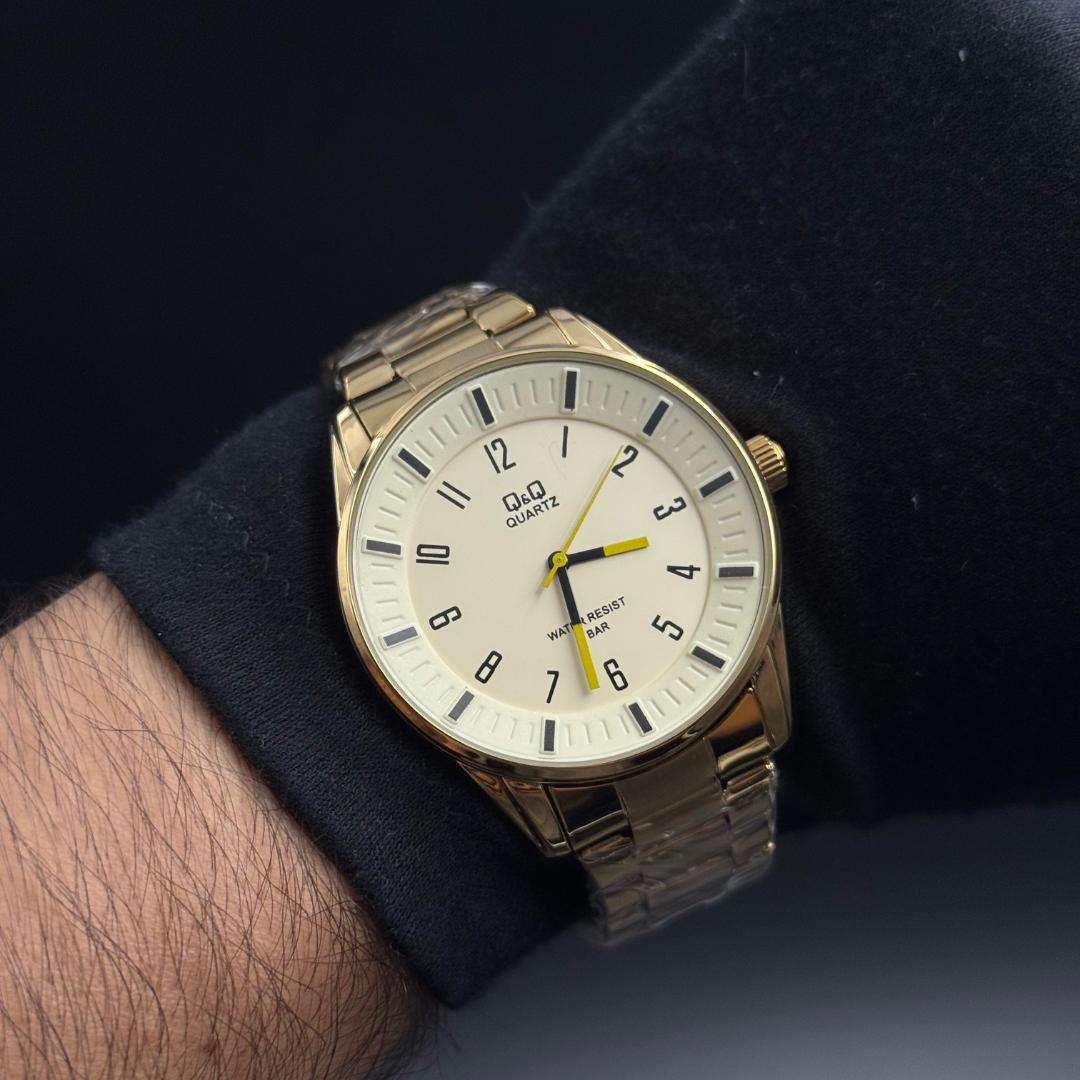 Reloj Dorado con Esfera Amarilla QYQ 3030 | Luxury Exclusivo de Alto Impacto