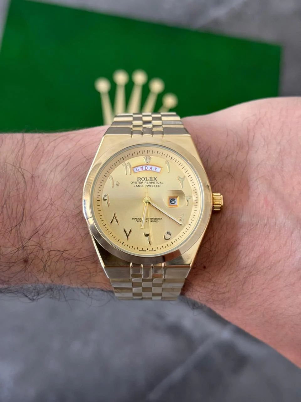 Reloj Dorado con Esfera Dorada y Números Árabes | Lujo Premium