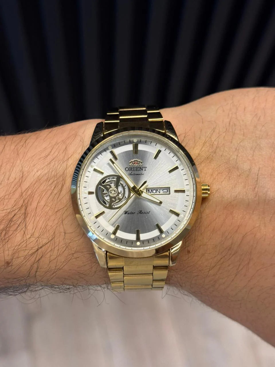 Reloj Análogo Dorado con Esfera Plateada | Estilo Luxury Elegante