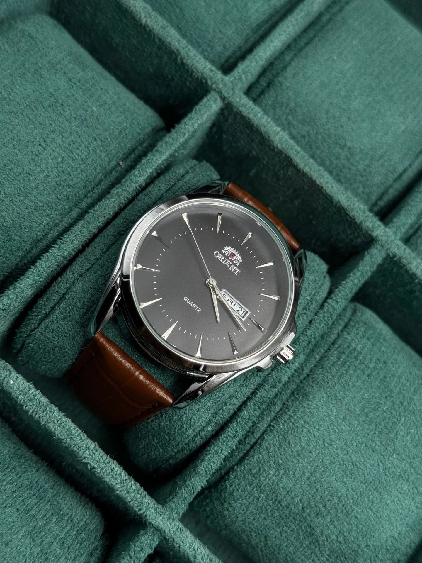 Reloj Cuero Café con Esfera Negra y Calendario | Estilo Luxury Clásico Premium