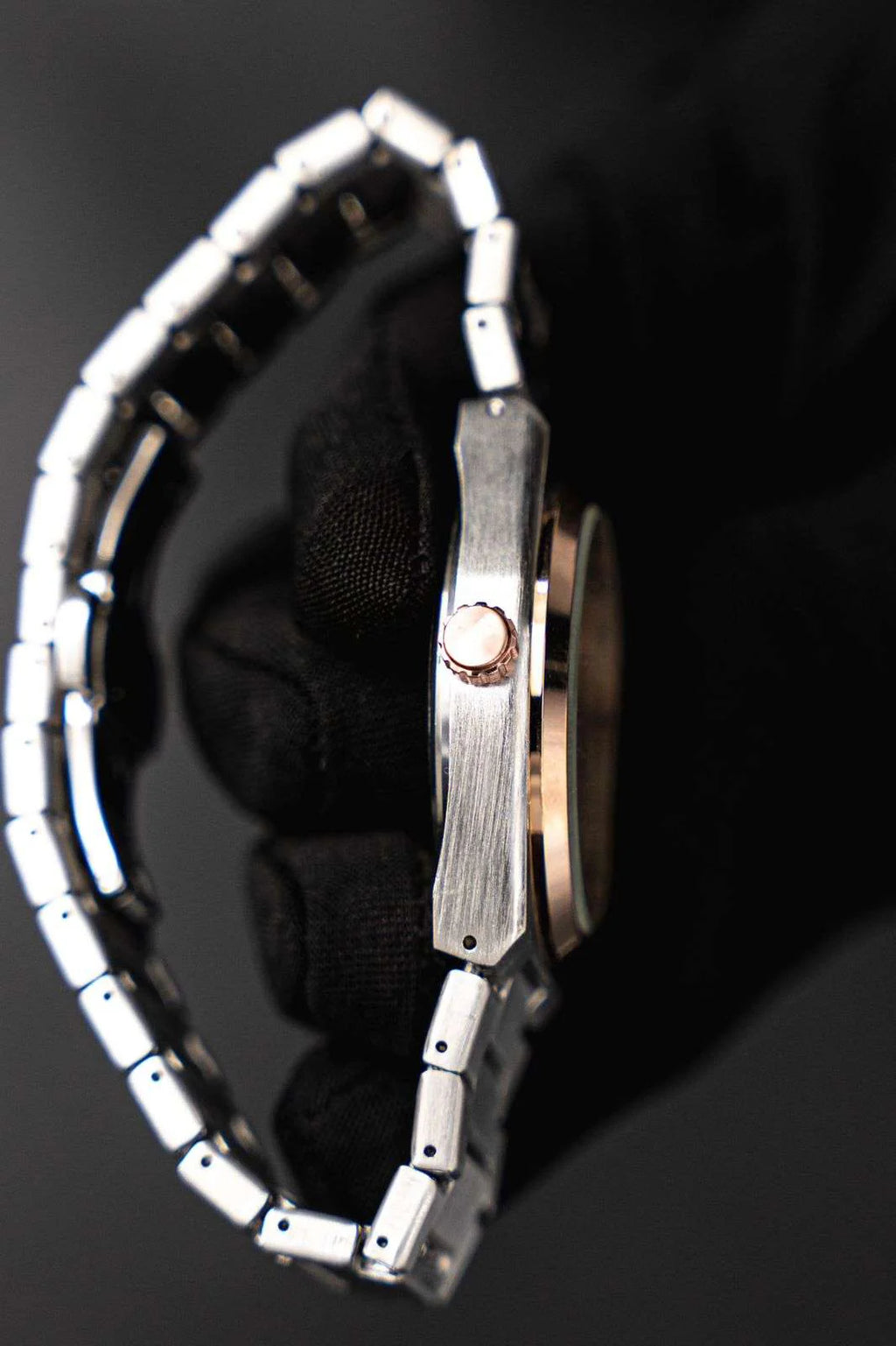 Reloj Metálico Plateado con Esfera Plateada y Detalles Dorados | Estilo Elegante Premium