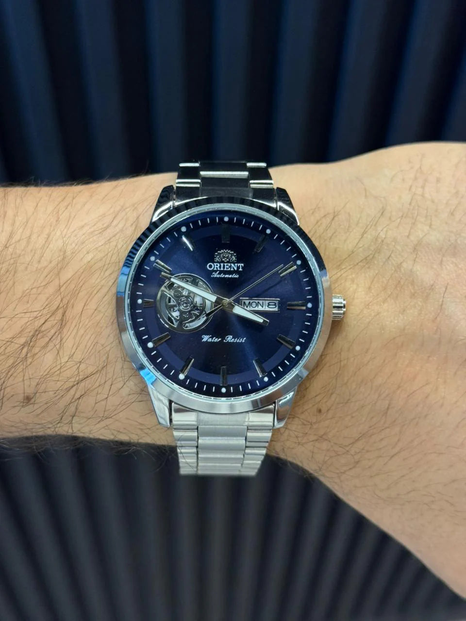Reloj Análogo Plateado con Esfera Azul | Estilo Elegante Moderno