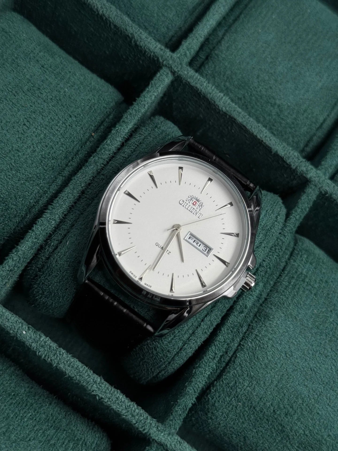 Reloj Cuero Negro con Esfera Blanca y Calendario | Estilo Luxury Clásico Elegante