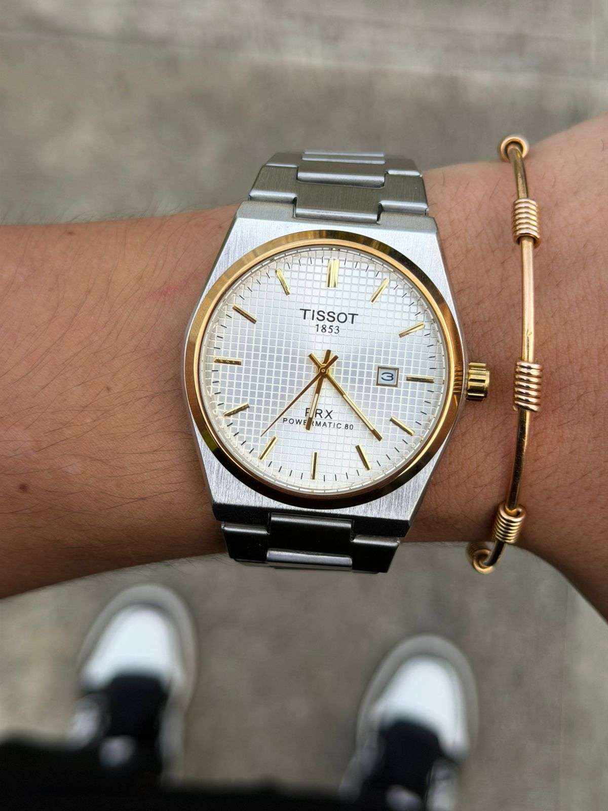 Reloj Metálico Plateado con Esfera Plateada y Detalles Dorados | Estilo Elegante Premium