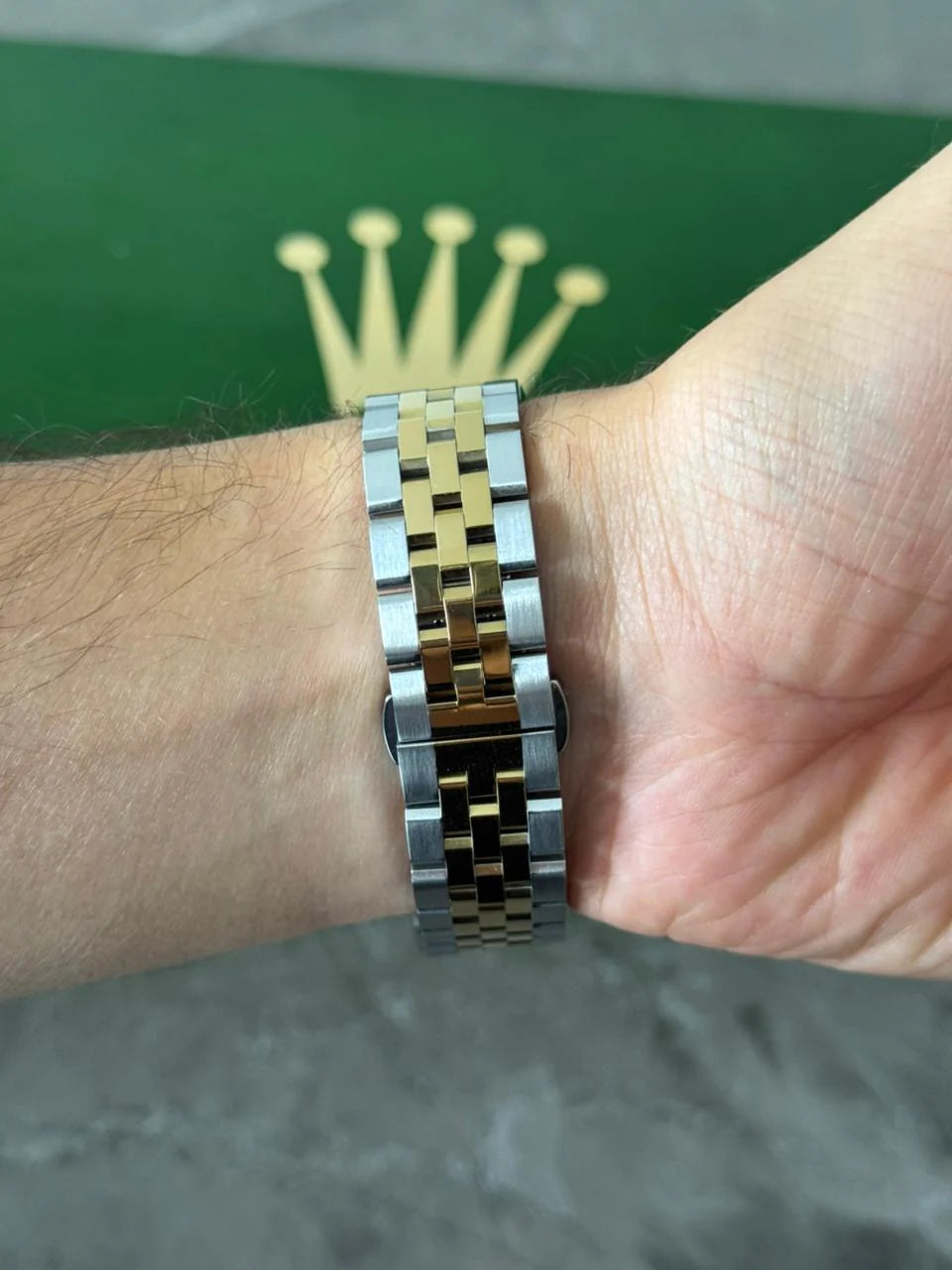 Reloj Bicolor Dorado con Esfera Plateada Estilo Árabe | Elegancia Premium