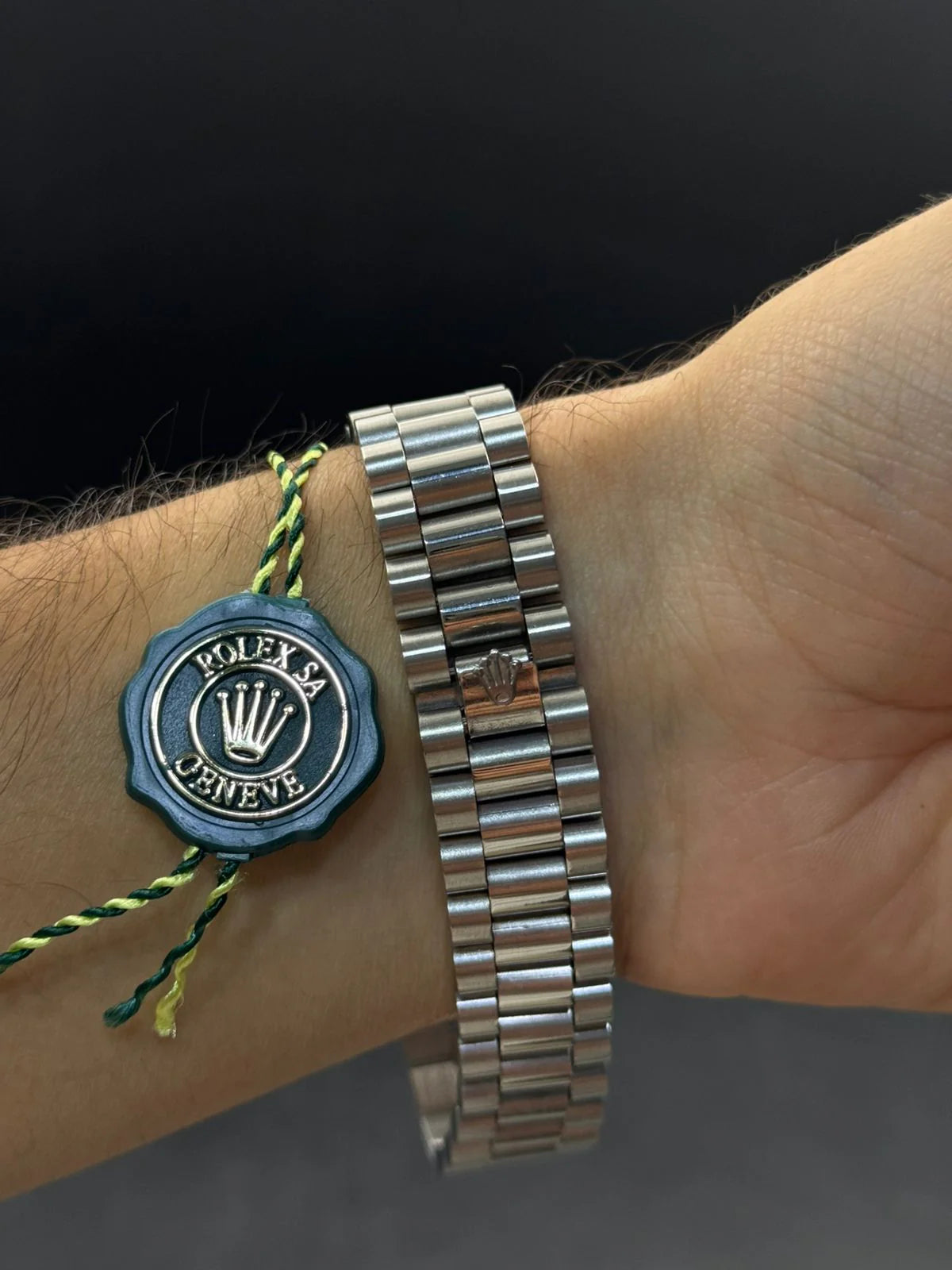 Reloj Plateado con Esfera Azul Claro Estilo Árabe | Diseño Elegante Premium