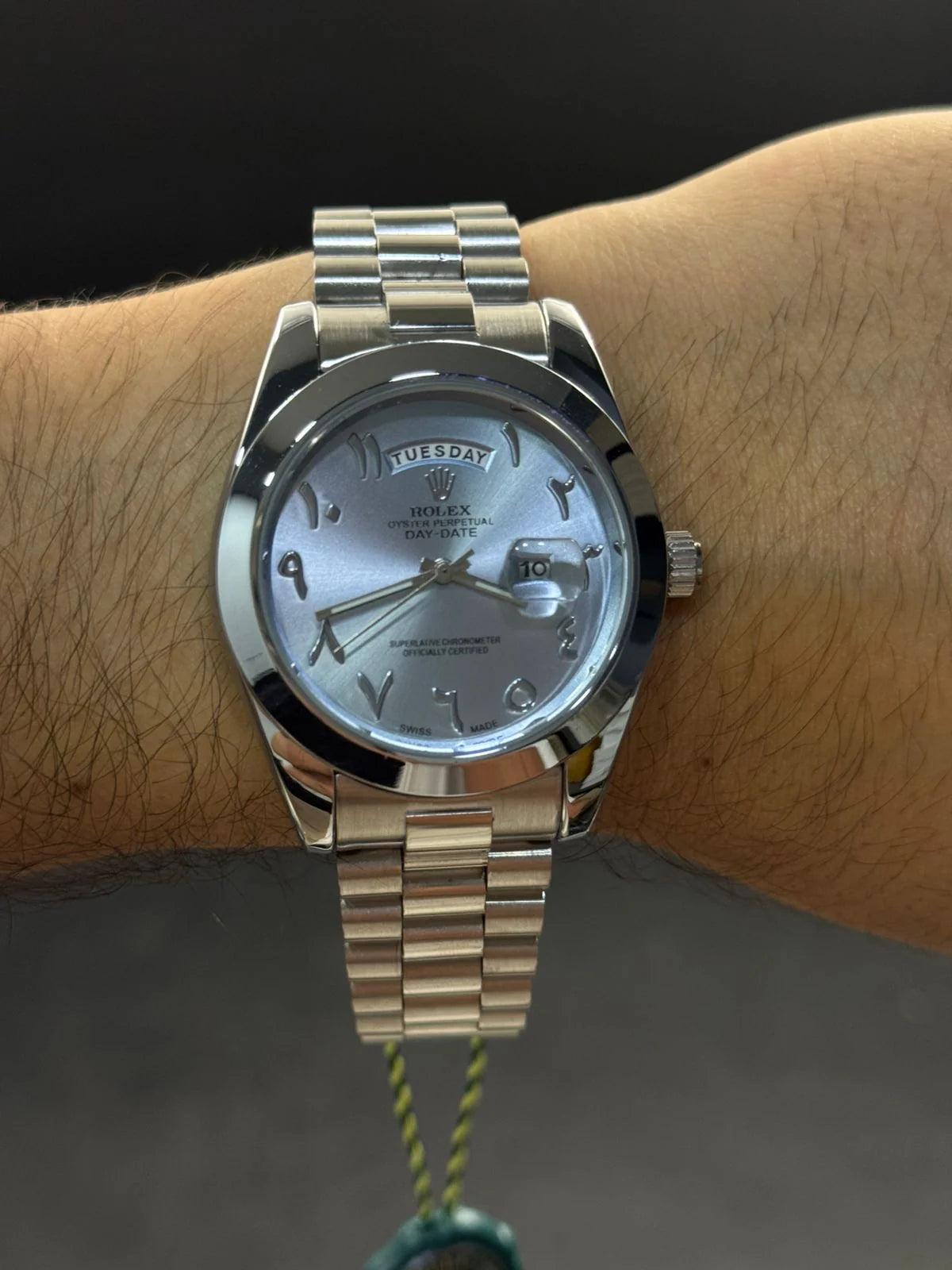 Reloj Plateado con Esfera Azul Claro Estilo Árabe | Diseño Elegante Premium