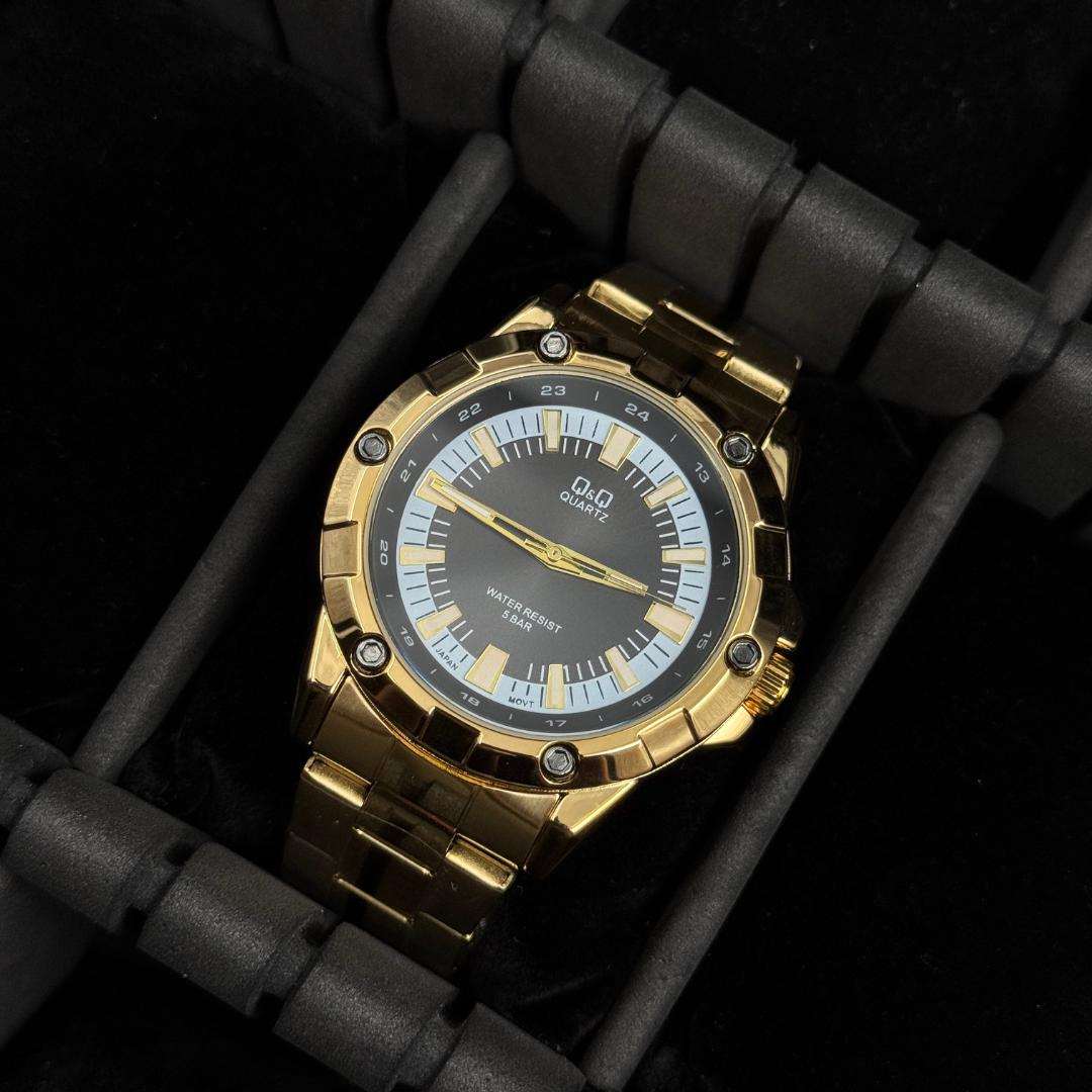 Reloj Dorado con Esfera Negro/Blanco QYQ 4280 | Sport Luxury con Pulso en Silicona
