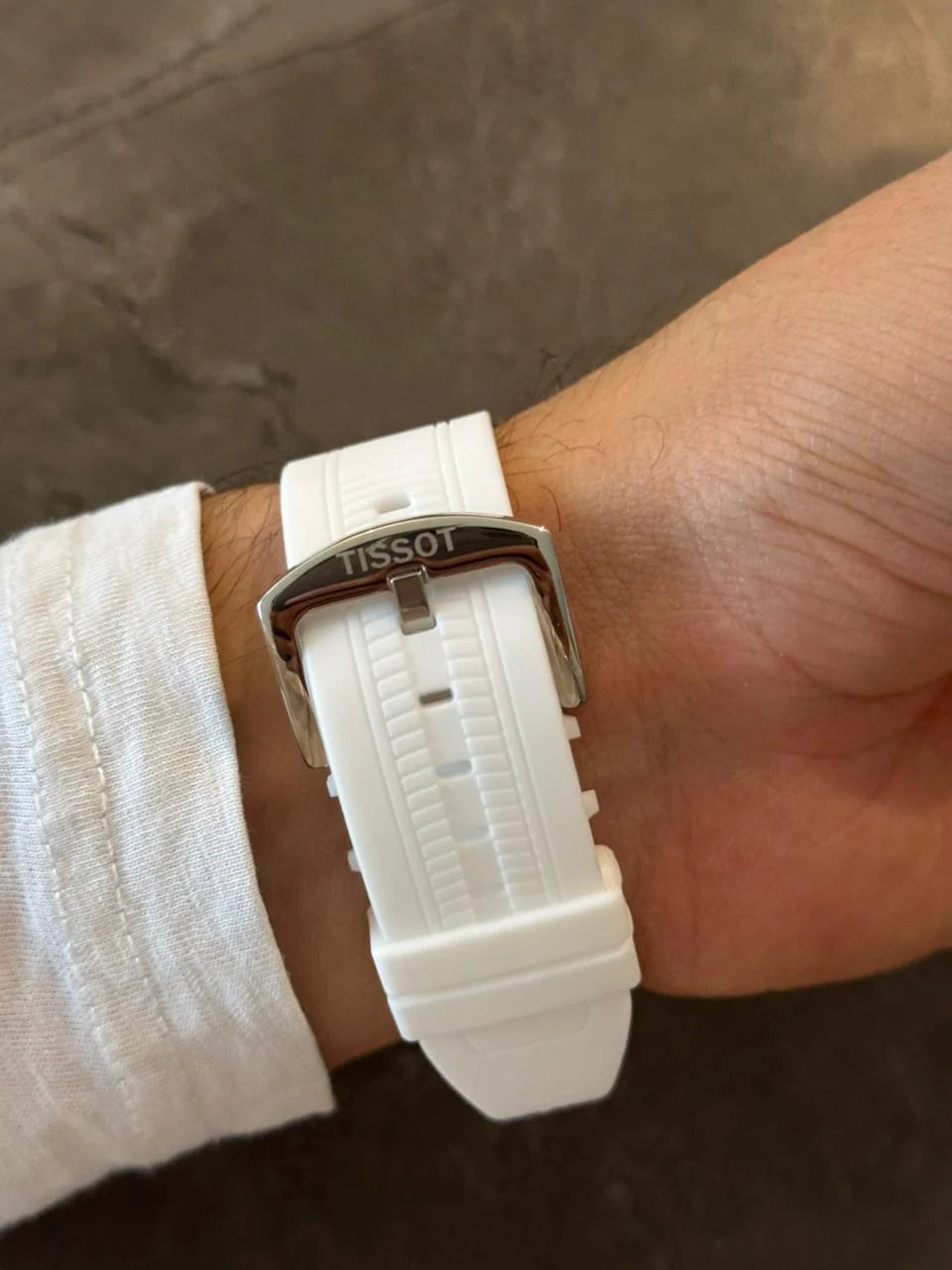 Reloj con Correa Blanca y Esfera Negra | Estilo Deportivo Elegante
