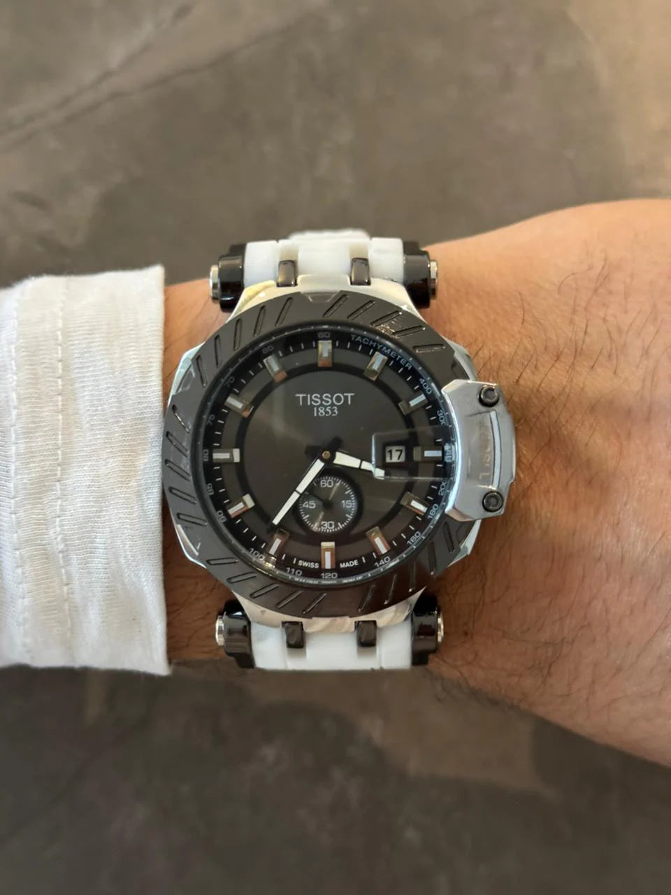Reloj con Correa Blanca y Esfera Negra | Estilo Deportivo Elegante