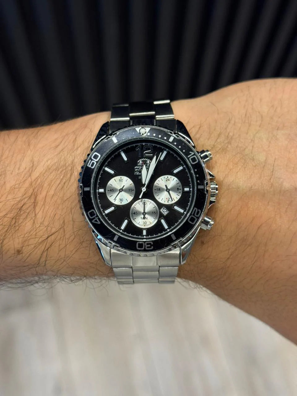 Reloj Cronógrafo Plateado con Esfera Negra | Estilo Elegante Deportivo
