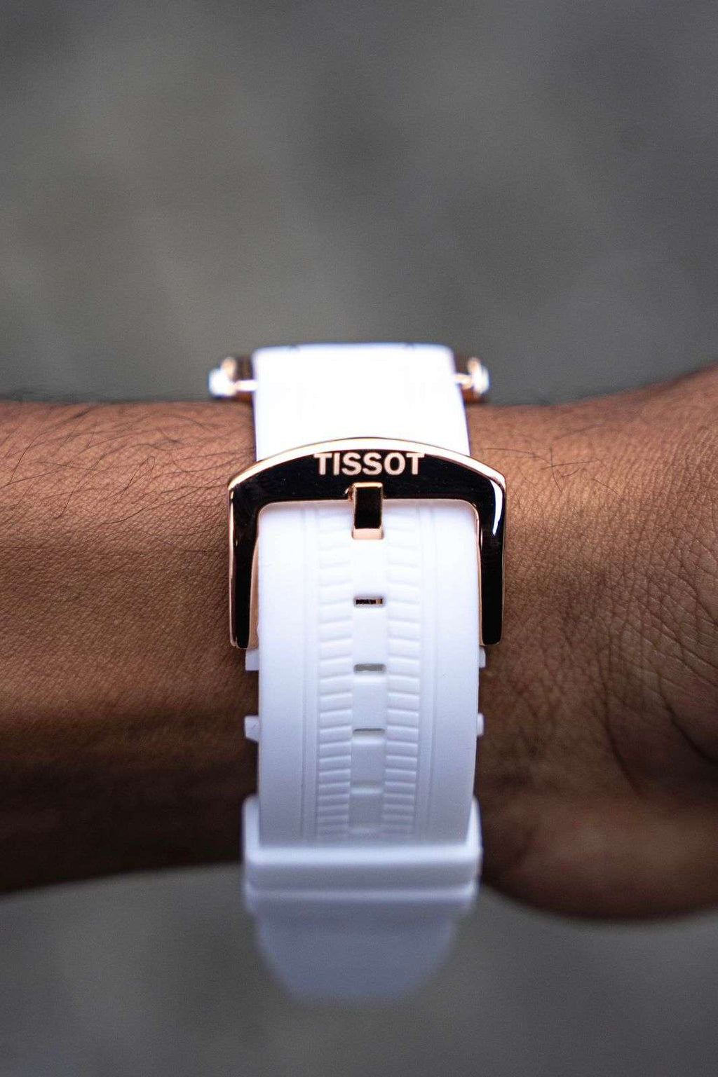 Reloj con Correa Blanca y Esfera Blanca con Detalles Dorados | Estilo Luxury Moderno
