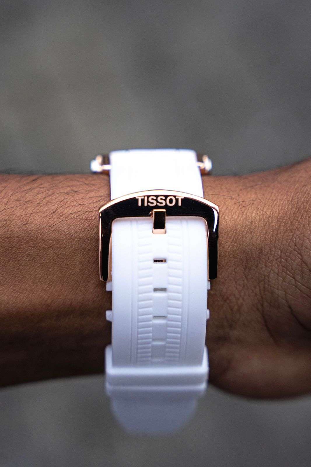 Reloj con Correa Blanca y Esfera Blanca con Detalles Dorados | Estilo Luxury Moderno