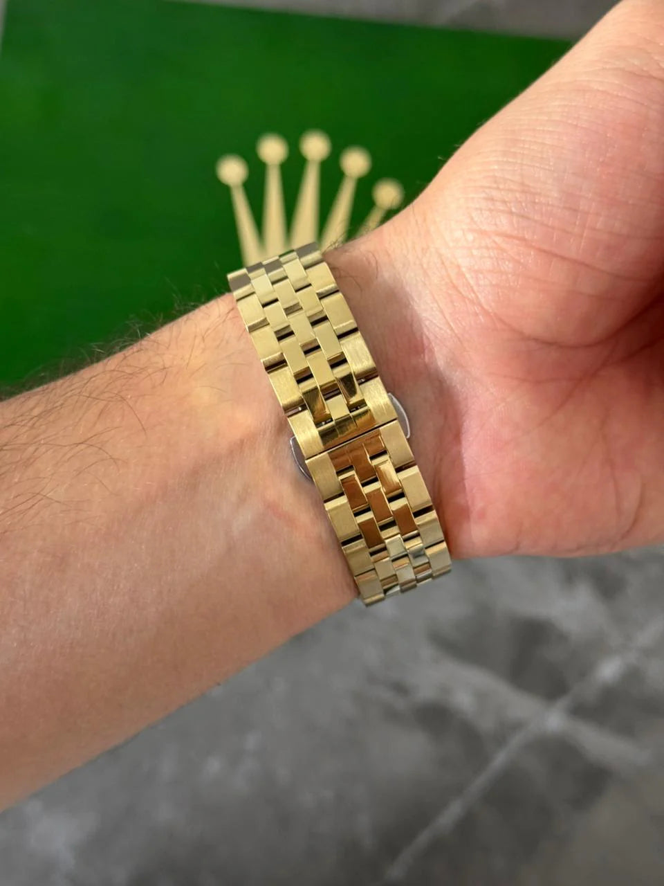 Reloj Dorado con Esfera Plateada y Números Árabes | Estilo Elegante Exclusivo