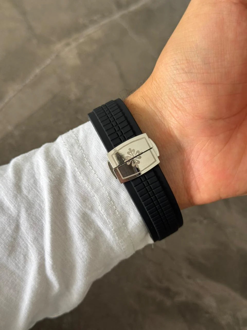 Reloj Ptk Circones Goma Negra con Tablero Blanco Plateado | Luxury Diamond Silver Edition