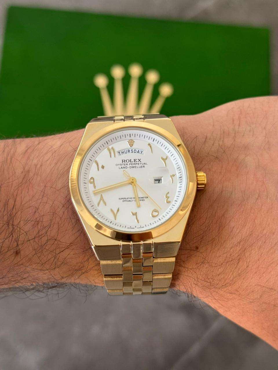 Reloj Dorado con Esfera Plateada y Números Árabes | Estilo Elegante Exclusivo