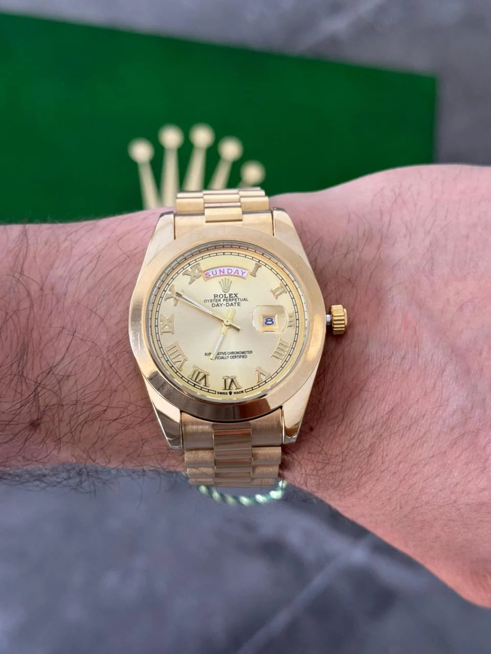 Reloj Dorado con Esfera Dorada y Números Romanos | Estilo Clásico Premium