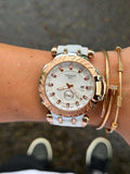 Reloj con Correa Blanca y Esfera Blanca con Detalles Dorados | Estilo Luxury Moderno