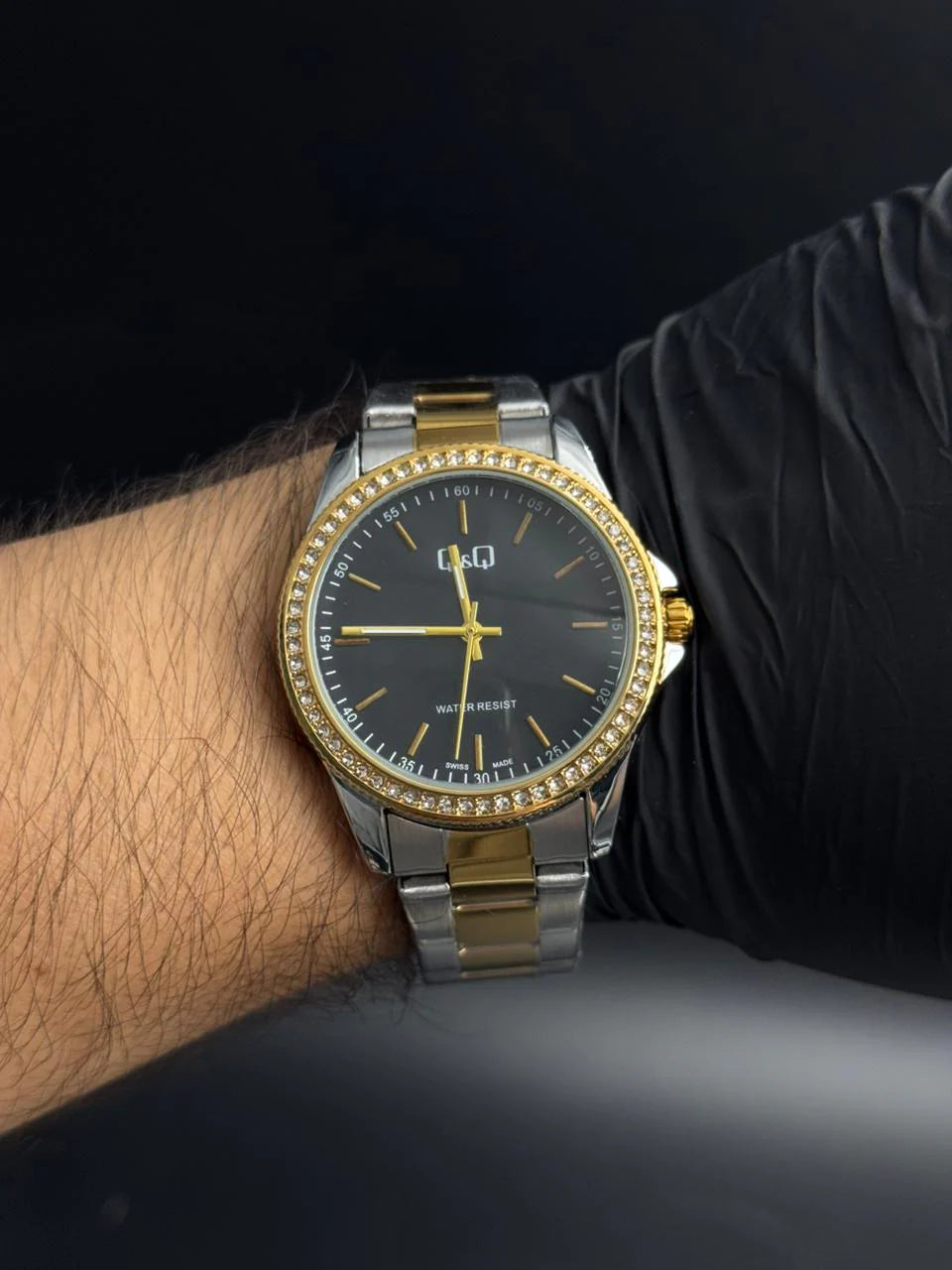 Reloj Bicolor Dorado con Esfera Negra y Detalle Diamond | Estilo Luxury Ejecutivo Premium