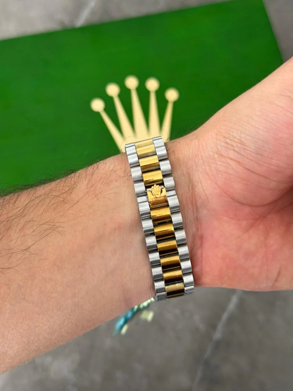 Reloj Bicolor Dorado con Esfera Negra y Números Romanos | Estilo Clásico Premium