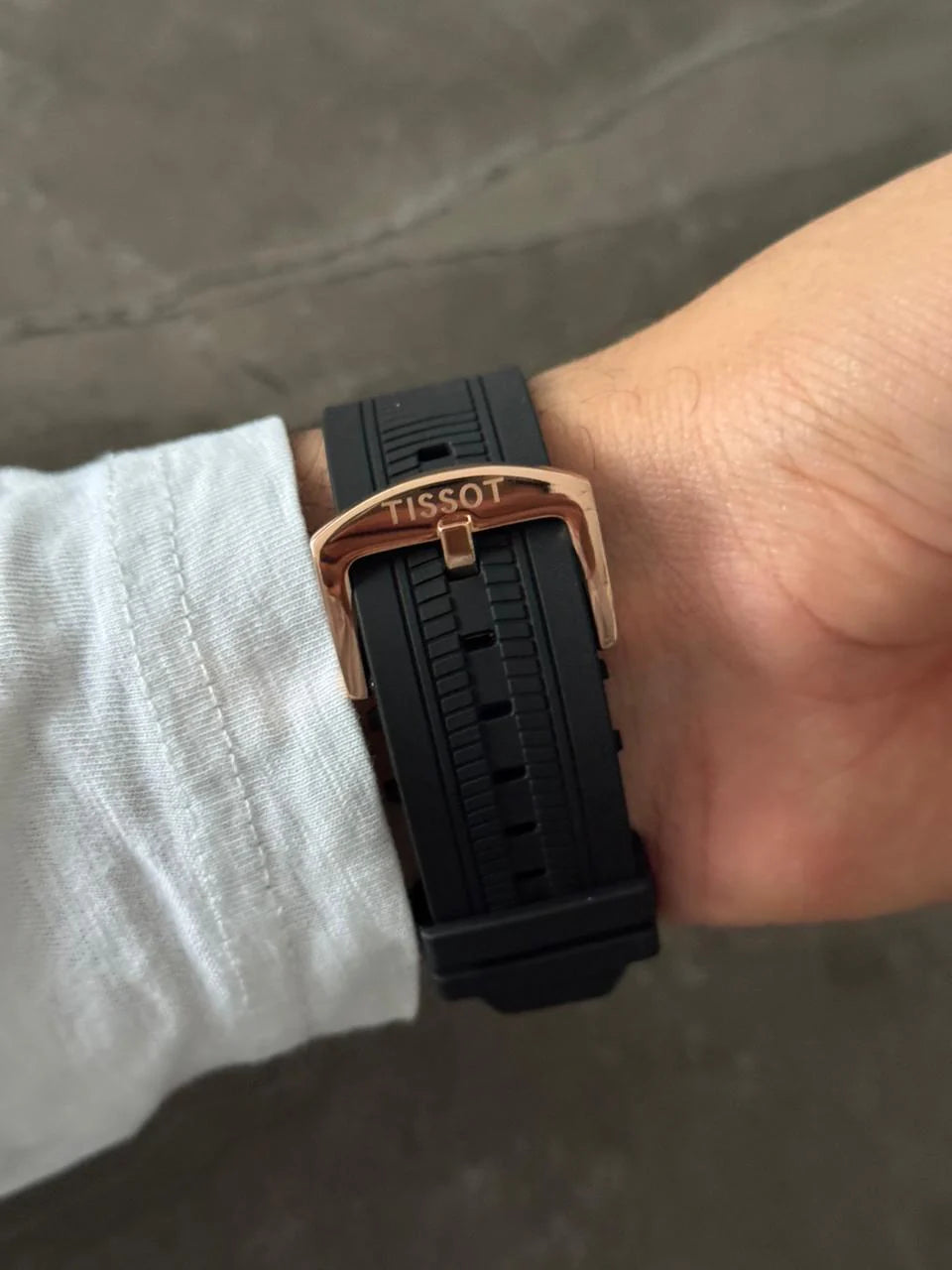 Reloj con Correa Negra y Esfera Negra con Detalles Oro Rosa | Estilo Luxury Moderno