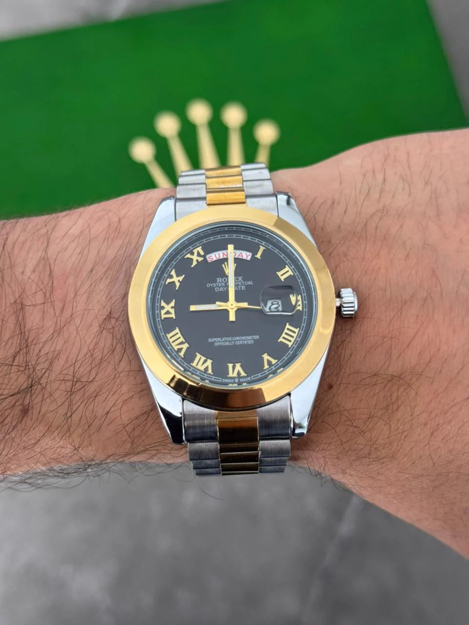 Reloj Bicolor Dorado con Esfera Negra y Números Romanos | Estilo Clásico Premium