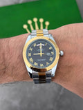 Reloj Bicolor Dorado con Esfera Negra y Números Romanos | Estilo Clásico Premium