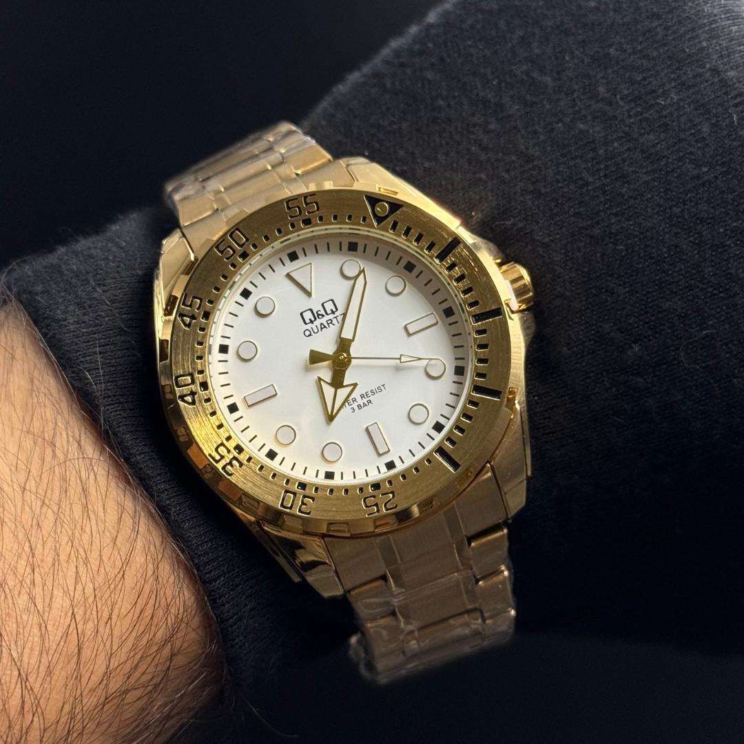 Reloj Dorado con Esfera Blanco/Dorado QYQ Bazel Hombre | Luxury Elegante con Acero Inoxidable