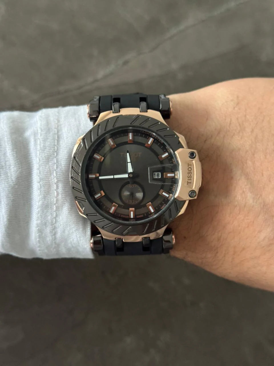 Reloj con Correa Negra y Esfera Negra con Detalles Oro Rosa | Estilo Luxury Moderno