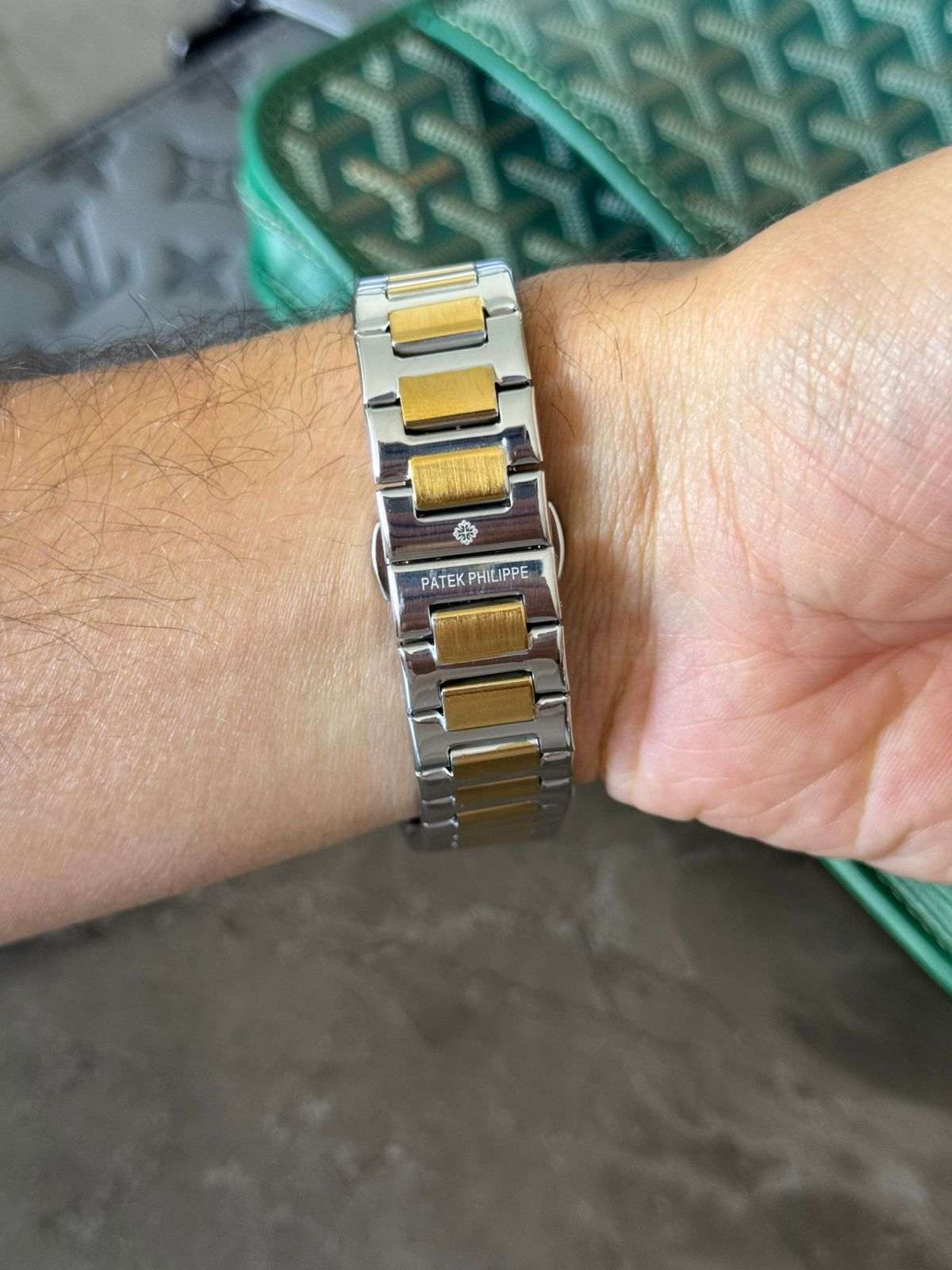 Reloj Ptk Árabe Bicolor Dorado con Tablero Negro | Luxury Premium Executive
