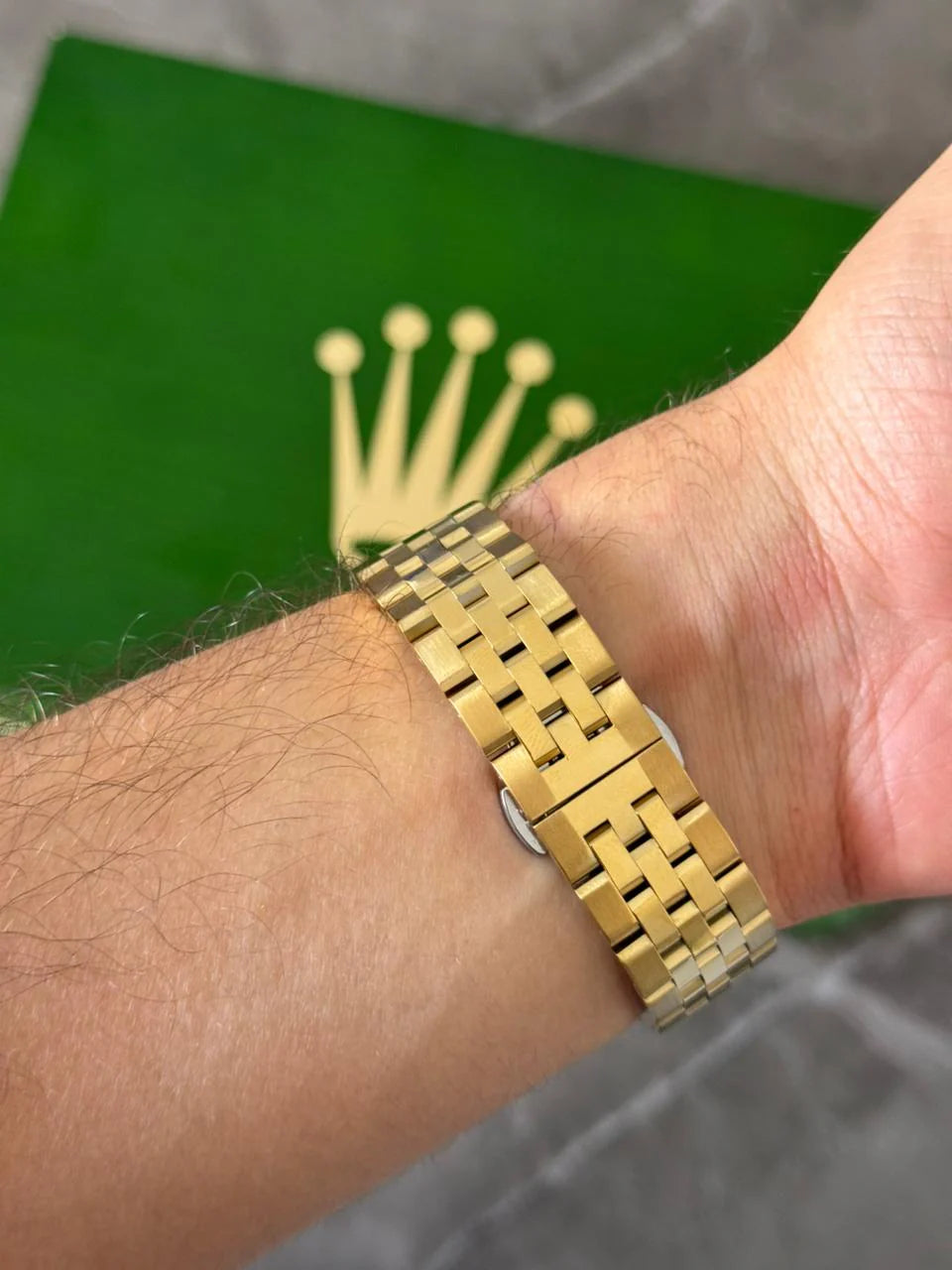 Reloj Dorado con Esfera Negra y Números Árabes | Estilo Elegante Premium