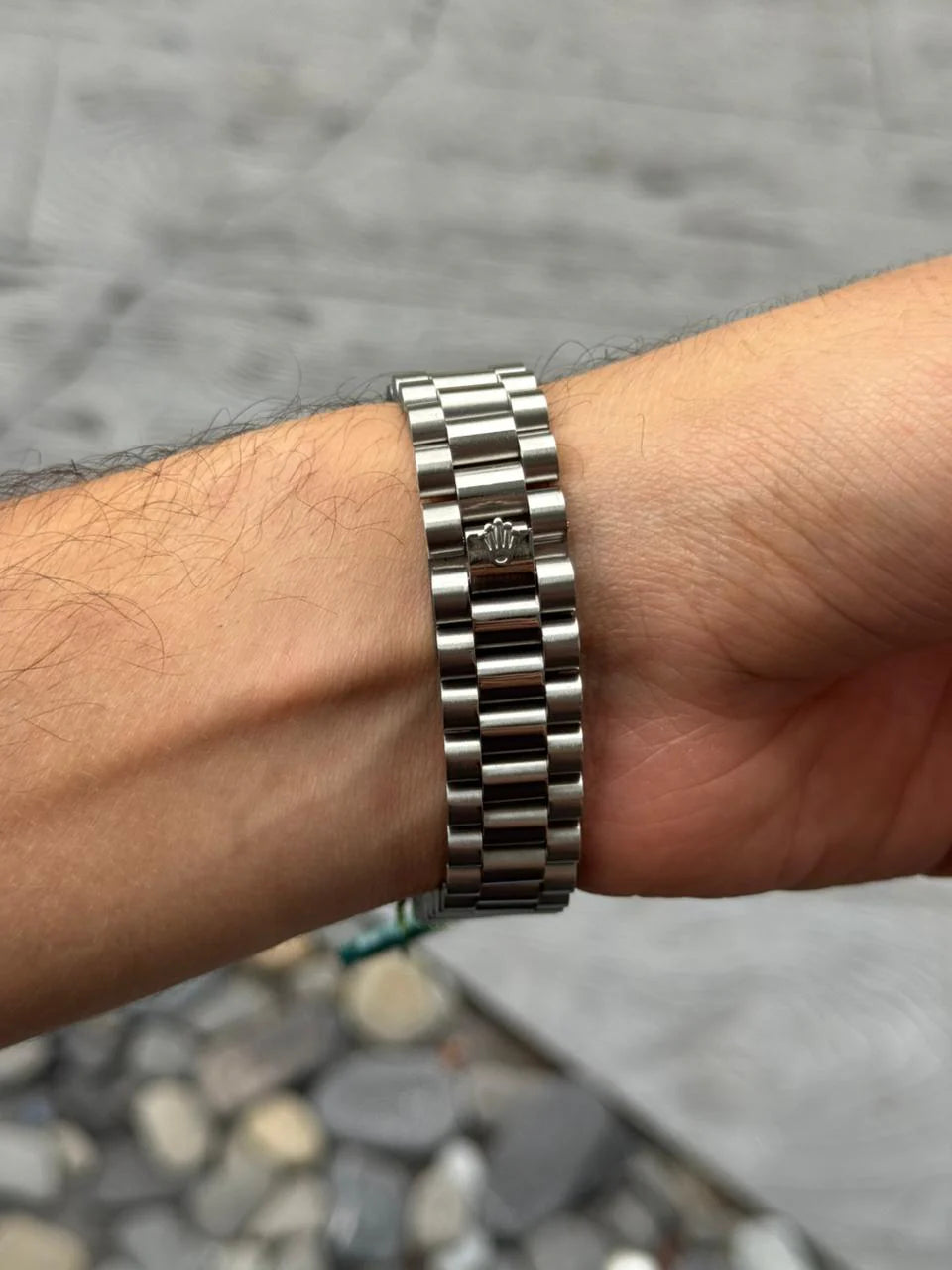 Reloj Plateado con Esfera Negra y Números Romanos | Estilo Clásico Elegante Premium